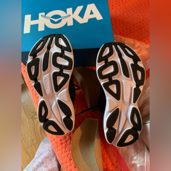 NIB, 2 sizes - left 10B, right 9.5B - Picture 2 of 4